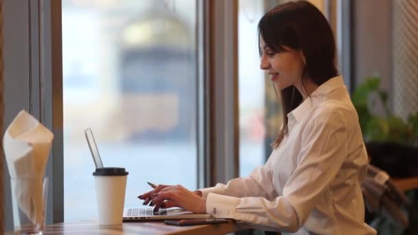 Mulher Morena Com Computador Portátil Trabalhando Café — Vídeo de Stock