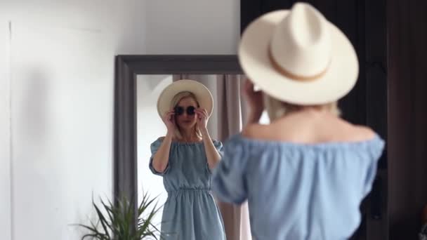 Belle Femme Habiller Pour Des Vacances Près Miroir Maison — Video