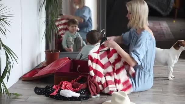 Kadın Bir Çocukla Birlikte Tatile Gitmek Için Bavul Hazırladı — Stok video