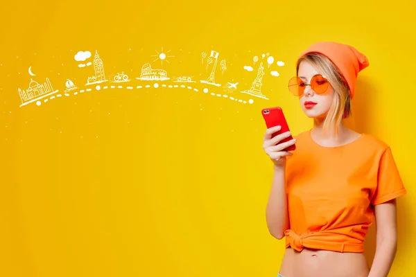 Menina com óculos laranja e telefone celular — Fotografia de Stock