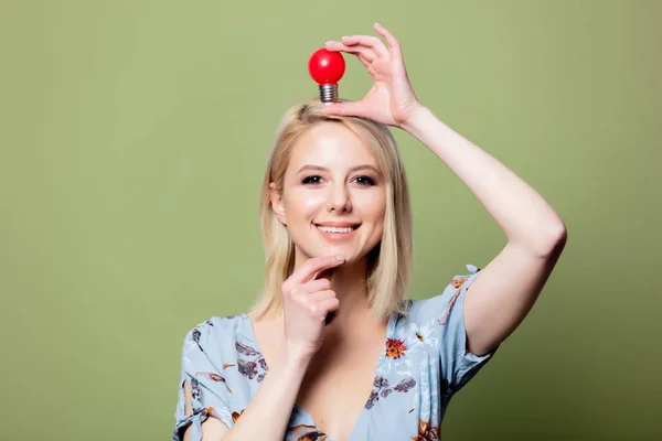 Meisje met een rood licht symboliseert het idee boven haar hoofd — Stockfoto