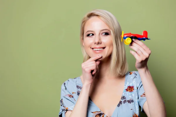 Mädchen mit Spielzeugflugzeug stellt sich Sommerreise vor — Stockfoto