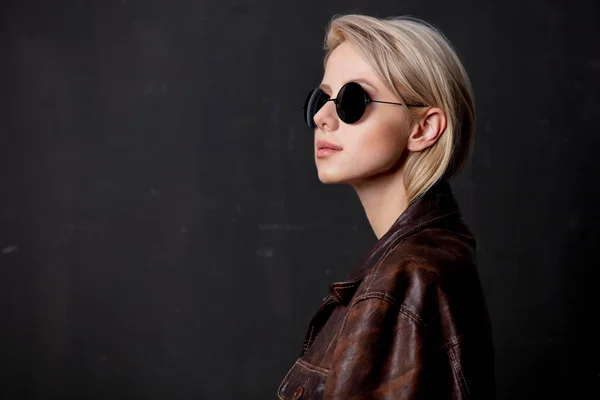 Красивая блондинка в солнечных очках и стильной куртке — стоковое фото