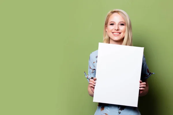 Blond vrouw met witte banner op groene achtergrond — Stockfoto
