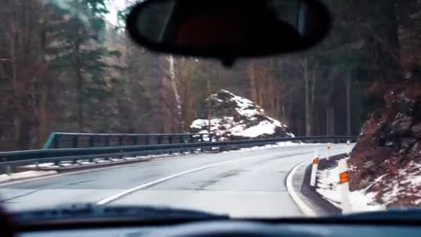 Adam Kışın Bir Dağ Yılanının Üzerinde Bir Arabanın Direksiyonuna Geçer — Stok video