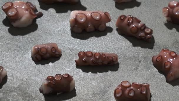 Gesneden Octopus Tentakels Een Tafel — Stockvideo