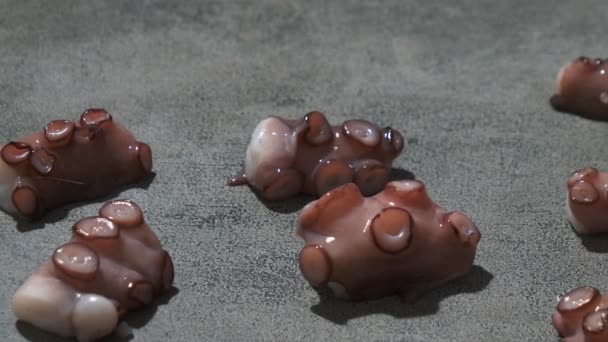 Gesneden Octopus Tentakels Een Tafel — Stockvideo