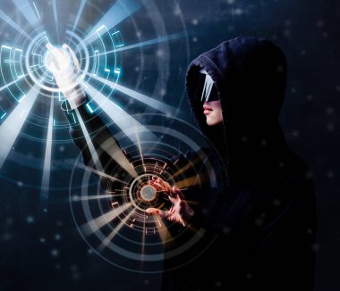 Kadın programcı sanal gözlüklerle kişisel bilgilerle çalışır