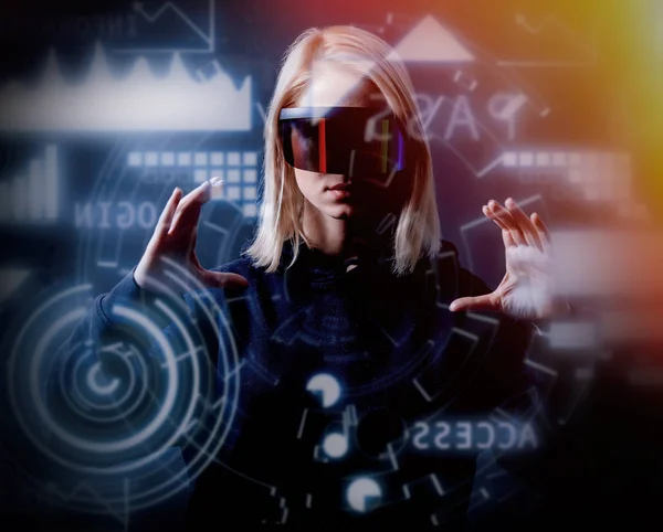 Vrouwelijke Programmeur Werkt Met Persoonsgegevens Virtuele Glazen — Stockfoto