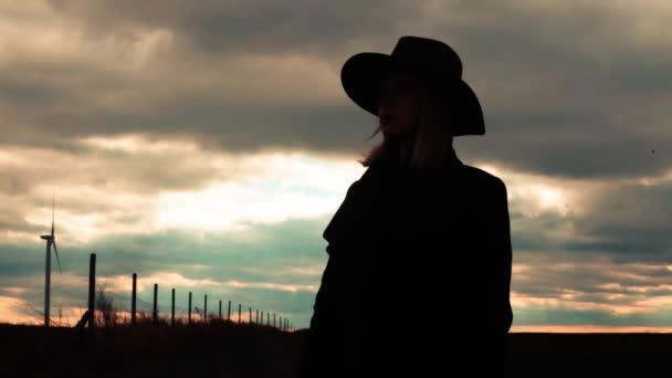 Silhouet Stijl Vrouw Met Hoed Een Jas Lente Platteland — Stockvideo