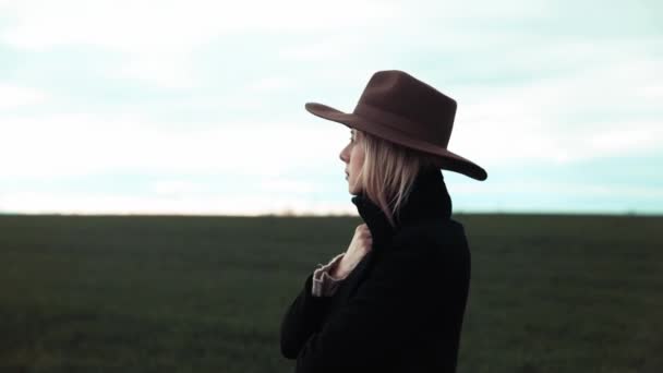 Estilo Mujer Rubia Sombrero Abrigo Campo Primavera — Vídeos de Stock