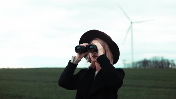 Stijlvrouw Met Verrekijker Het Platteland — Stockvideo