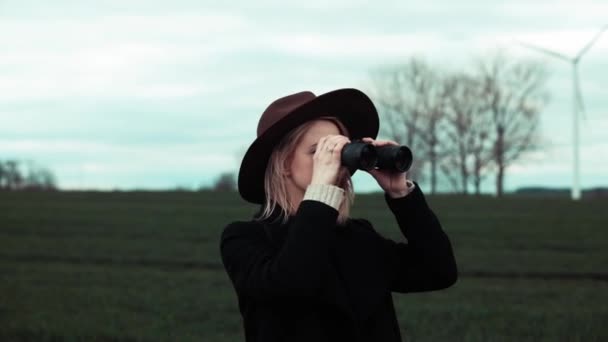 Stilvolle Frau Mit Fernglas Auf Dem Land — Stockvideo