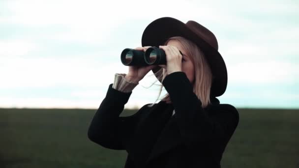 农村地区戴双筒望远镜的时尚女人 — 图库视频影像