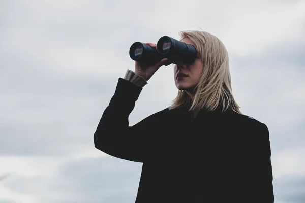 Stylische Frau Mit Fernglas Freien — Stockfoto