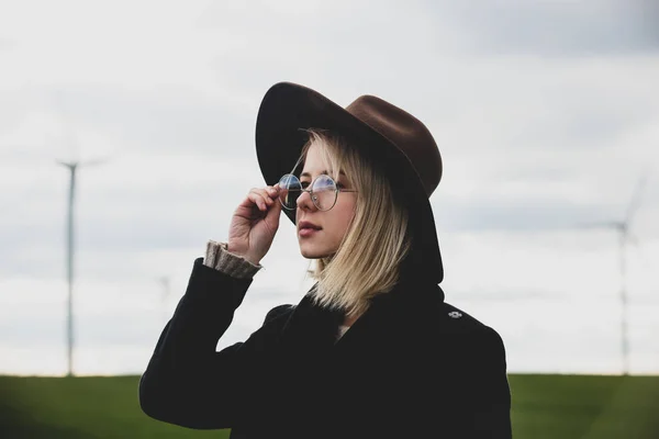 Estilo Mulher Loira Chapéu Casaco Campo Primavera — Fotografia de Stock