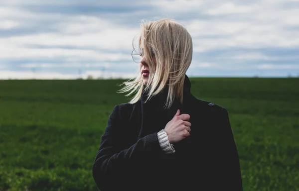 Mulher Estilo Casaco Preto Óculos Campo — Fotografia de Stock