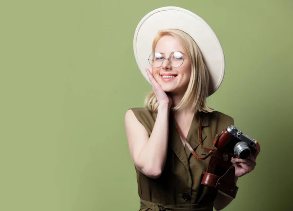Stil Blond Kvinna Hatt Med Kamera Grön Bakgrund — Stockfoto