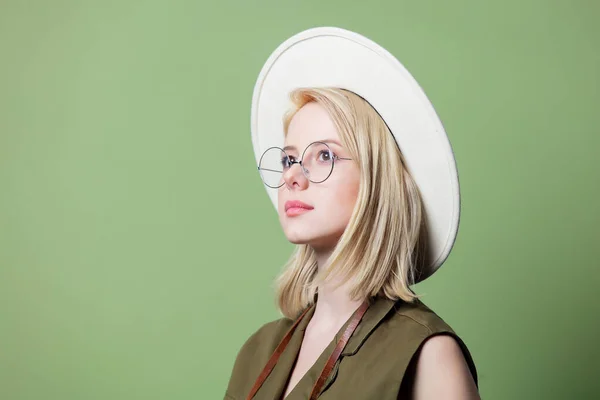 Blonde Frau Mit Brille Hut Und Sonnenbrille Auf Grünem Hintergrund — Stockfoto