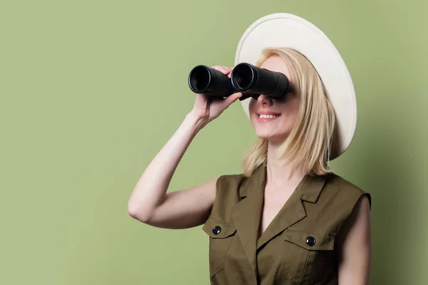 Estilo Mulher Loira Com Binóculos Chapéu Sundress Fundo Verde — Fotografia de Stock