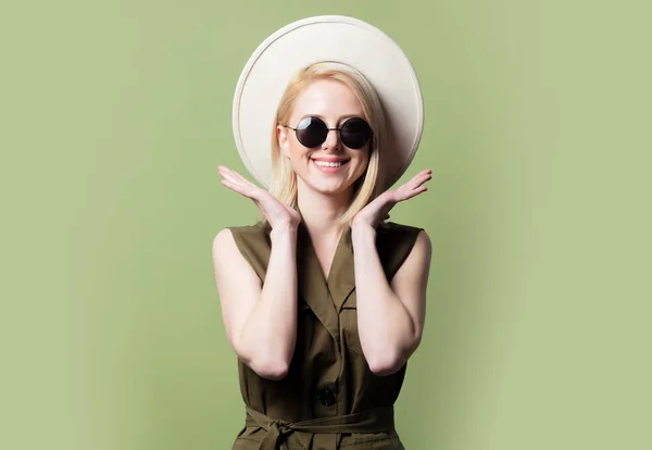 Styl Blondýny Žena Sluneční Brýle Klobouk Sluneční Šaty Zeleném Pozadí — Stock fotografie