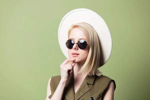 Estilo Mujer Rubia Gafas Sol Sombrero Vestido Sol Sobre Fondo —  Fotos de Stock