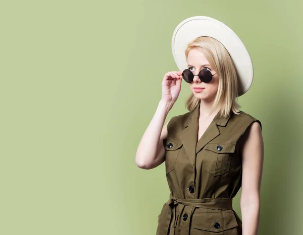 Estilo Mujer Rubia Gafas Sol Sombrero Vestido Sol Sobre Fondo —  Fotos de Stock