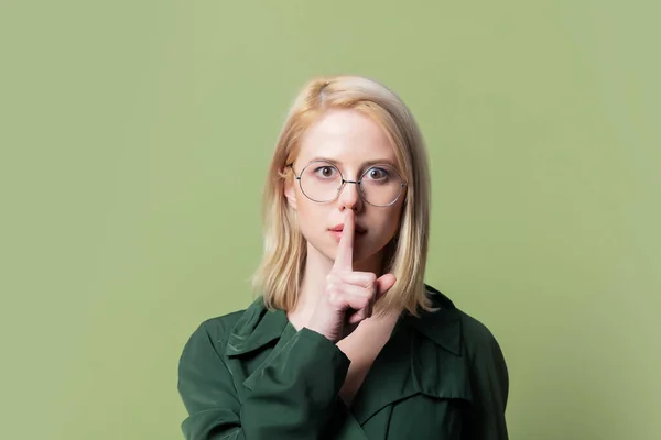 Estilo Mulher Loira Capa Óculos Redondos Fundo Verde — Fotografia de Stock