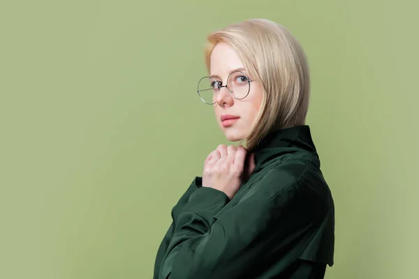 Stijl Blonde Vrouw Mantel Ronde Glazen Groene Achtergrond — Stockfoto