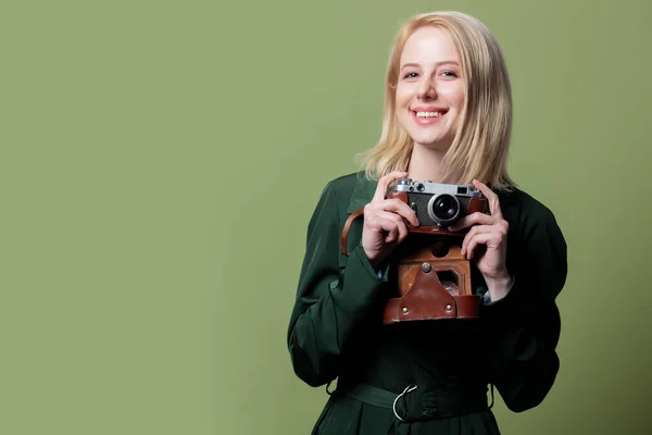 Stijl Blonde Vrouw Mantel Met Camera Groene Achtergrond — Stockfoto