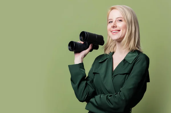 Stijl Blonde Vrouw Met Verrekijker Groene Achtergrond — Stockfoto