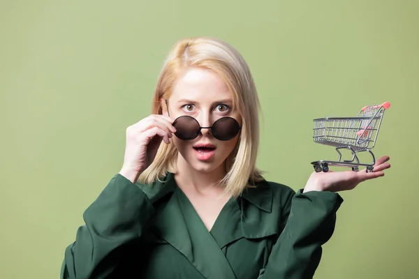 Estilo Mujer Rubia Gafas Sol Con Carrito Compras Sobre Fondo —  Fotos de Stock