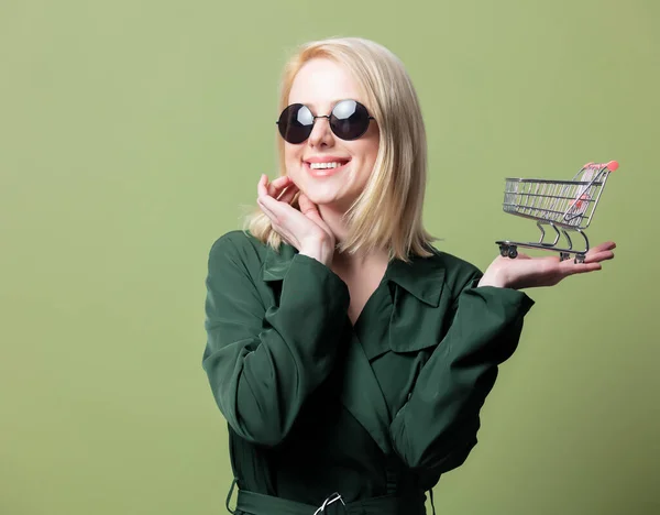 Estilo Mujer Rubia Gafas Sol Con Carrito Compras Sobre Fondo —  Fotos de Stock