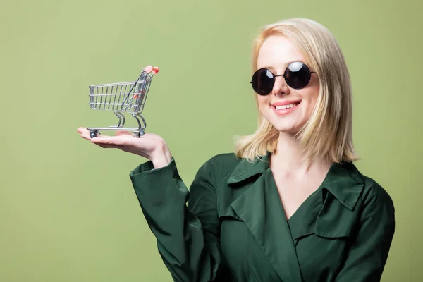 Estilo Mujer Rubia Gafas Sol Con Carrito Compras Sobre Fondo — Foto de Stock