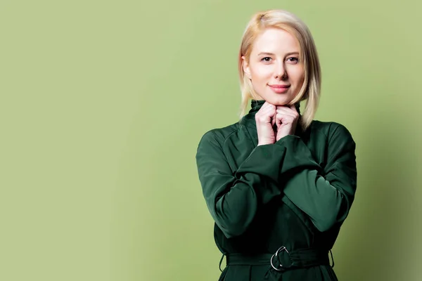 Estilo Mujer Rubia Verde Gloak Sobre Fondo Verde — Foto de Stock