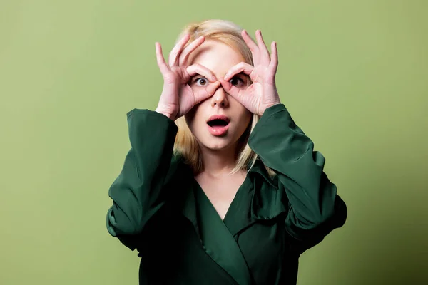 Estilo Mujer Rubia Verde Gloak Sobre Fondo Verde —  Fotos de Stock