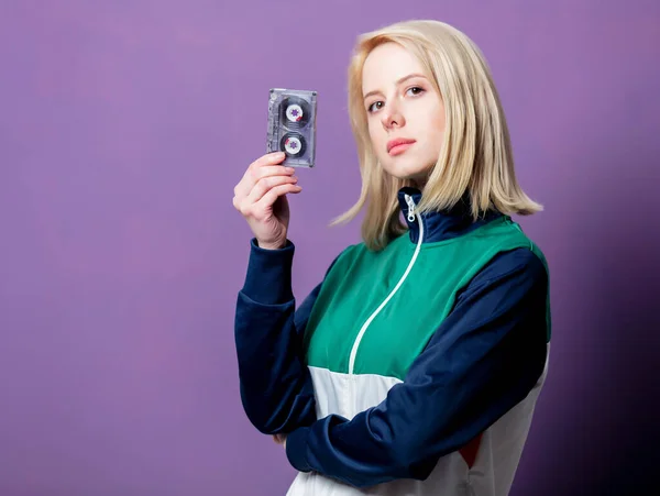 Stijl Blonde Vrouw Jaren Kleding Met Tape Cassette Paarse Achtergrond — Stockfoto