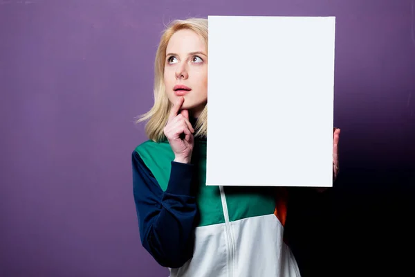 Styl Blondýny Žena Letech Oblečení Bílým Praporem Fialovém Pozadí — Stock fotografie