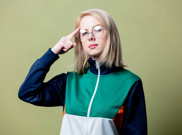 Удивлённая Блондинка Одежде Очках Зеленом Фоне — стоковое фото