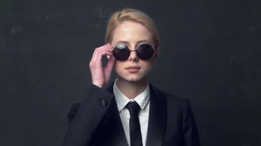 Klasik takım elbiseli bir iş kadını.