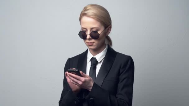 Businesswoman Classic Business Suit Talking Using Mobile Phone — Stock Video