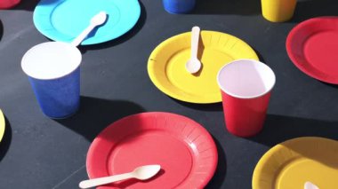 Masadaki renkli tabaklar ve bardaklar parti için hazır.