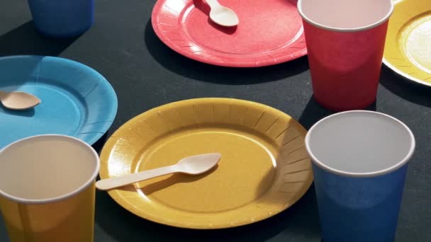 Platos Colores Vasos Mesa Están Listos Para Fiesta — Vídeo de stock