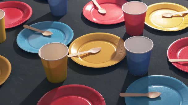 Χρωματιστά Πιάτα Και Ποτήρια Στο Τραπέζι Είναι Έτοιμα Για Πάρτι — Αρχείο Βίντεο