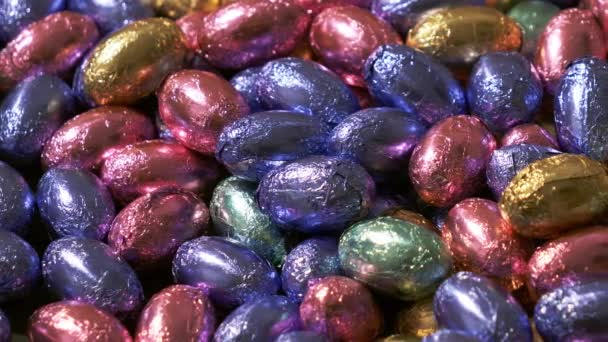 Renkli Ambalajlı Çikolatalı Paskalya Yumurtaları — Stok video