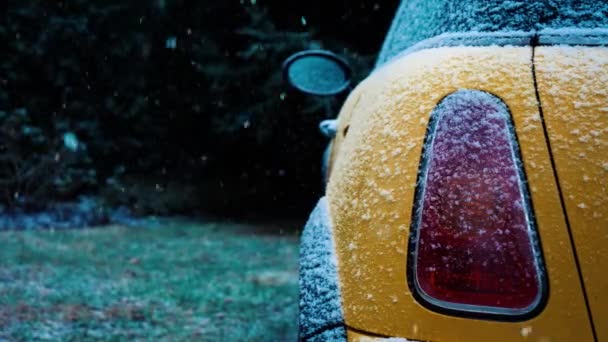 雪花飘落在黄色的车上 — 图库视频影像