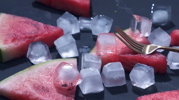 Wassermelonenscheiben Und Gabel Einem Teller Auf Gelbem Hintergrund — Stockvideo