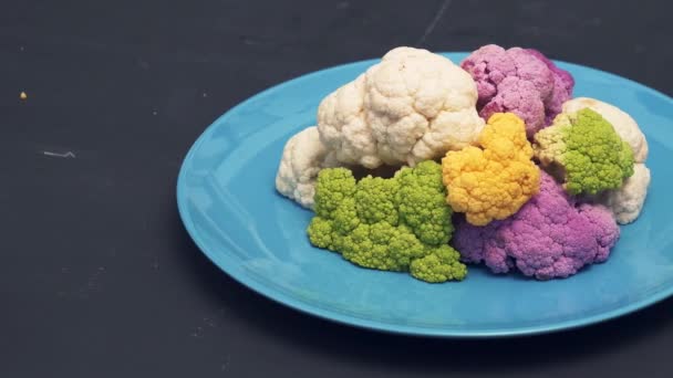 Разноцветная Цветная Цветная Капуста Сером Фоне — стоковое видео