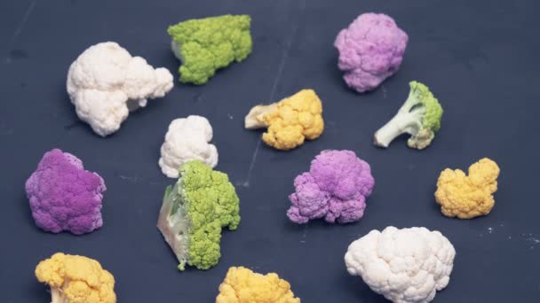 Coliflor Multicolor Sobre Fondo Gris — Vídeos de Stock