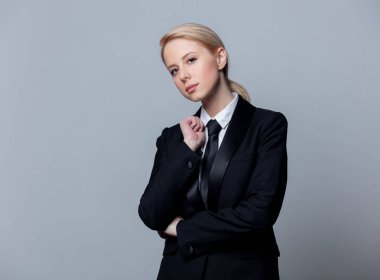 Klasik siyah takım elbiseli bir iş kadını.